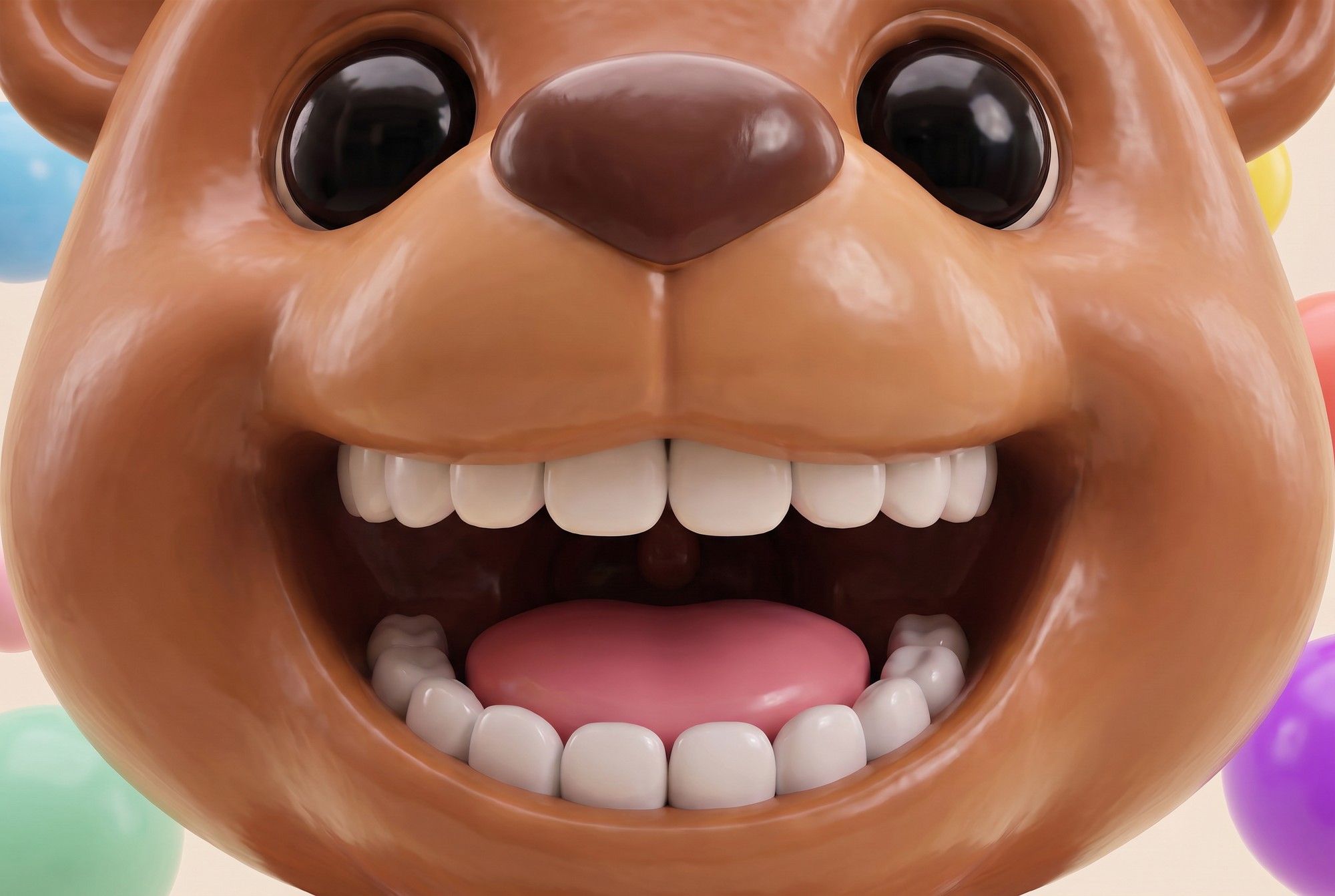 Primer plano de un osito de juguete sonriendo con la boca abierta y los dientes a la vista.
